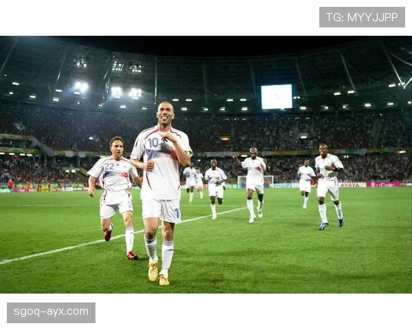 齐达内盘带技巧揭秘:优雅控球背后的足球智慧 齐达内盘带技巧揭秘:优雅控球背后的足球智慧