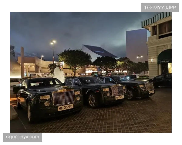 拉塞尔·韦斯特布鲁克穿拖鞋带娃出门，隔壁阿姨看见门口那辆劳斯莱斯笑出声